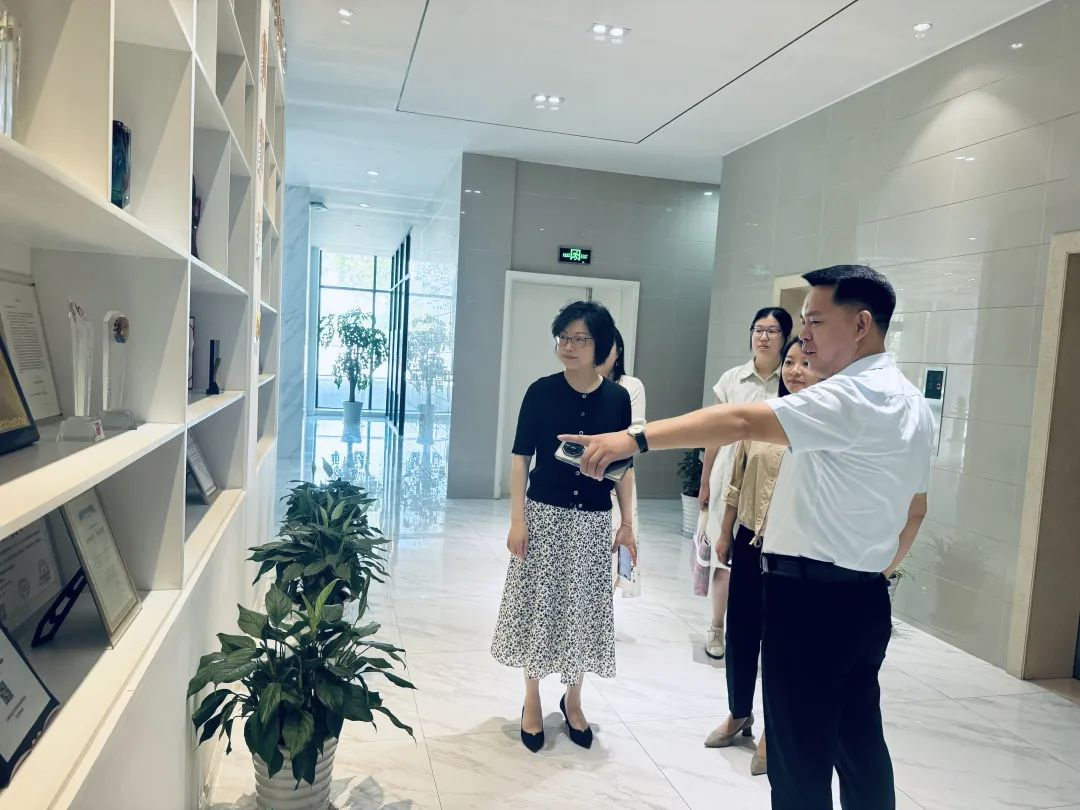 新聞 | 吳涇鎮(zhèn)黨委領(lǐng)導(dǎo)蒞臨寶開(kāi)，夏送清涼，慰問(wèn)一線
