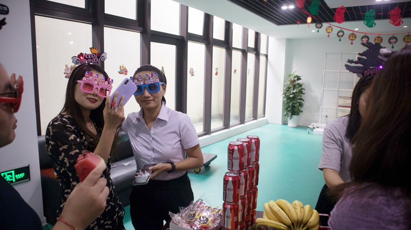 八月集體生日會 | 與久違的祝?；馃嵯嘧?  src="/uploads/allimg/210903/1-210Z3141922452.jpg" /></p>
<p>籌備組在準備美食之余，還給大家準備了活動道具。小哥哥小姐姐們戴上繽紛可愛的道具拍起照來。</p>
<p><img alt=