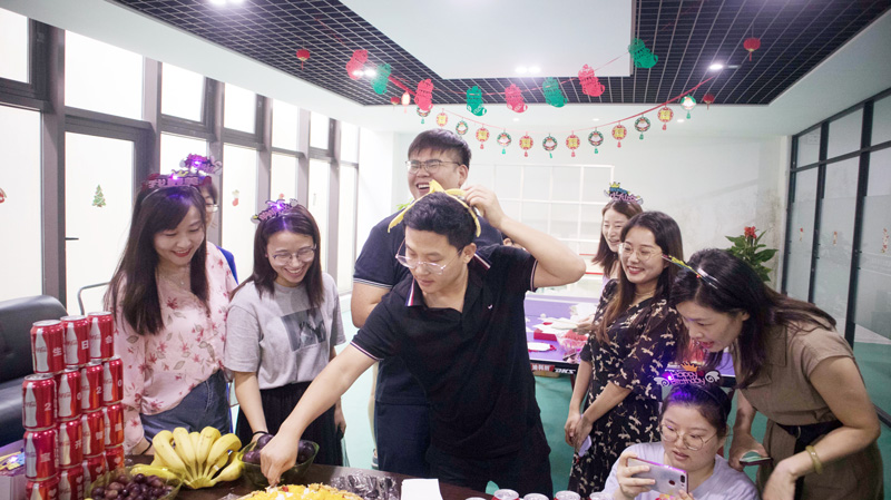 八月集體生日會 | 與久違的祝?；馃嵯嘧?  src="/uploads/allimg/210903/1-210Z3141000F3.jpg" /></p>
<p>“云天收夏色，木葉動秋聲。”立秋雖已過，仲夏的熱情卻并未減退半分。8月11日，在這驕陽似火、蟬聲陣陣的日子里，寶開在企業總部活動室舉辦新一期集體生日會，為8-9月生日的伙伴慶生。</p>
<p><img alt=